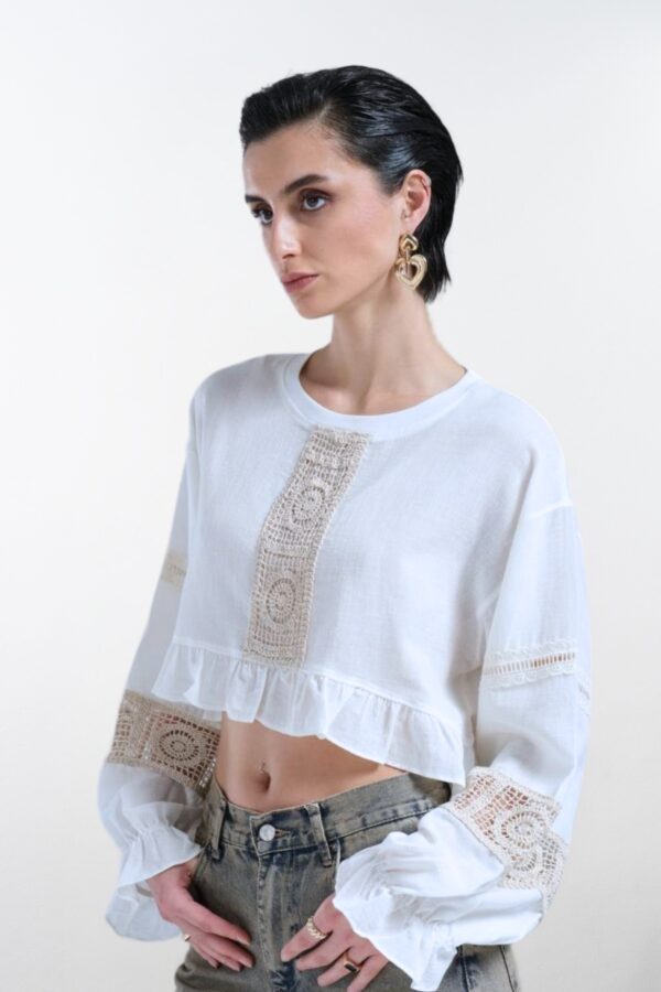 Mujer con blusa boho chic blanca con encaje y volantes