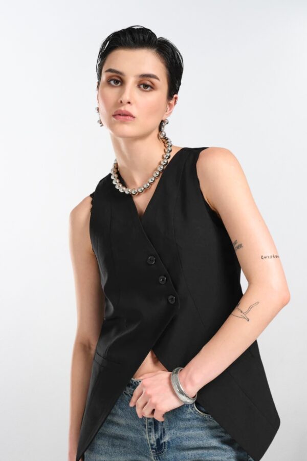 Chaleco negro tipo tuxedo sin mangas