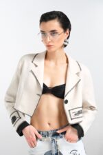 Chaqueta crop beige con bordes negros