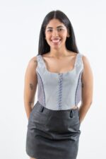 Mujer con crop top blanco boho de encaje y volantes