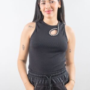 Mujer con crop top negro con ojal decorado en vista frontal