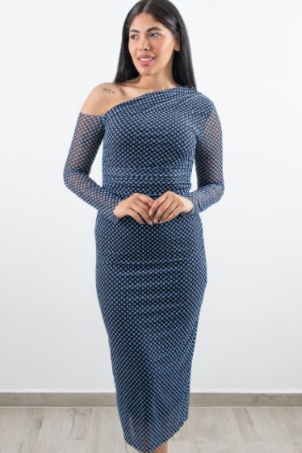 Vestido midi azul de tul con hombro descubierto – vista frontal