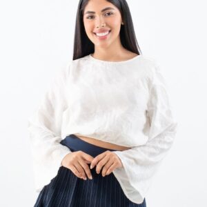 Blusa Ekru de manga larga y textura ligera