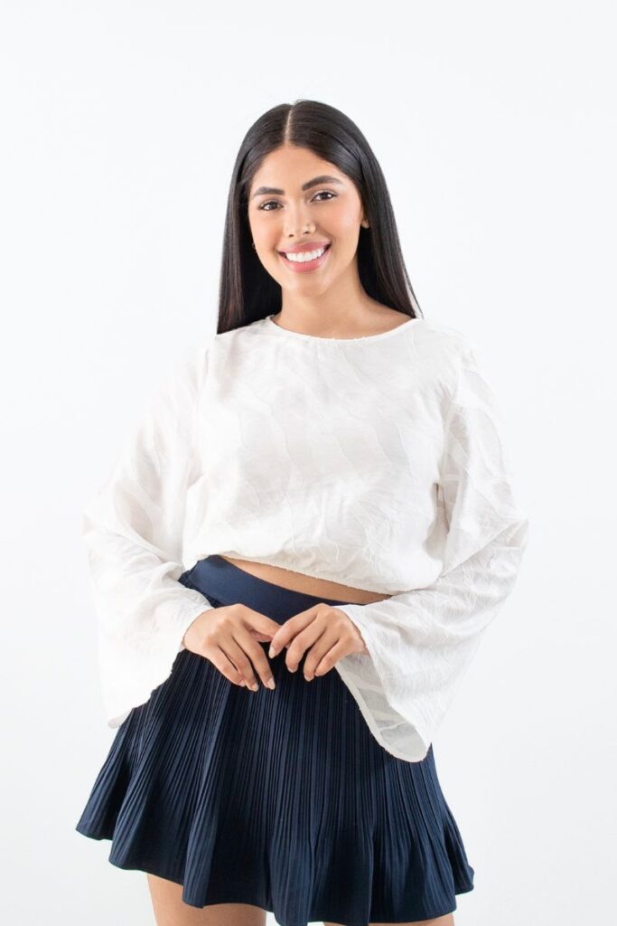 Blusa Ekru de manga larga y textura ligera