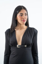 Detalle de la hebilla metálica y escote del vestido mini negro cerca