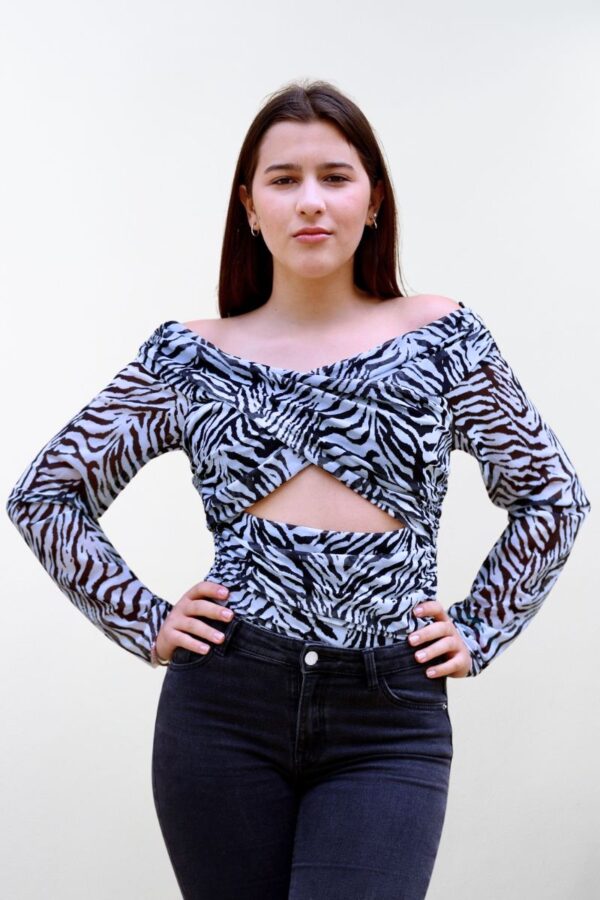Modelo frontal usando body zebra estampado.