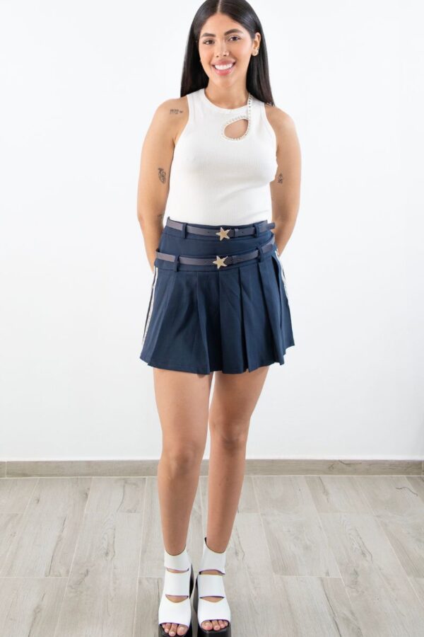 Falda azul navy con doble cinturón y hebilla estrella